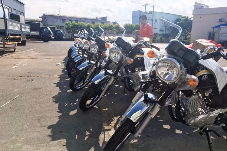 Điểm đặc biệt được đánh giá cao trên YB125SP là hệ thống giảm xóc trước dạng ôngs lồng, sau lò so trụ đôi - thiết kế giúp người sử dụng linh hoạt trên mọi địa hình, từ phố đến các cung đường phượt. Thiết kế dè trước sau cũng là ưu điểm của mẫu xe này, nó giúp người sử dụng không bị bắn bùn hay đất khi trời mưa hoặc những cung đường lầy lội.