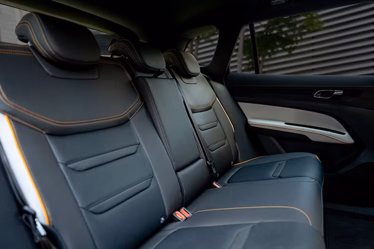Territory Sport nổi bật với nhiều trang bị hiện đại như màn hình trung tâm 12.3 inch cỡ lớn, cần số điện tử dạng núm xoay, chìa khóa thông minh, điều hòa hai vùng có chức năng lọc bụi mịn, cửa gió cho hàng ghế phía sau, tính năng làm mát ghế, cửa sổ trời toàn cảnh, sạc không dây, kết nối Apple Carplay và Android Auto không dây. Tất cả giúp trải nghiệm của khách hàng được nâng lên tầm cao mới.
