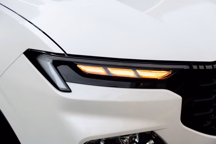 Phần đầu xe Ford Territory Sport 2024 mới được thiết kế ấn tượng với đồ họa liền mạch kết hợp giữa lưới tản nhiệt và dải đèn LED ban ngày chạy ngang suốt chiều rộng của xe nhấn mạnh dáng vẻ mạnh mẽ cho một chiếc SUV đặc trưng của Ford.
