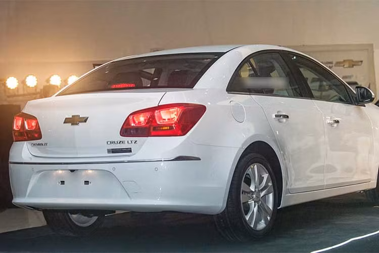 Chevrolet Cruze mớt nhất ra mắt từ 2015 bán ra tại Việt Nam với 2 phiên bản chính là LT và LTZ. Trong đó bản LT được trang bị động cơ 4 xi-lanh 1.6l (107 hp/150Nm) kết hợp với hộp số sàn 5 cấp. Bản cao cấp LTZ có động cơ 1.8l (139 hp/176 Nm) cùng hộp số tự động 6 cấp.