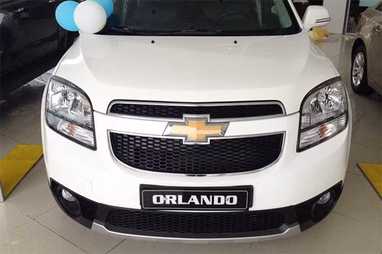 Riêng phiên bản Orlando LT vẫn giữ nguyên giá 639 triệu đồng như trước đây. Xe được trang bị động cơ DOHC, 16 van, 4 xi-lanh, dung tích 1,8 lít kết hợp với hộp số tự động 6 cấp. Động cơ sản sinh công suất tối đa 104 mã lực tại 6.200v/ph và mô-men xoắn cực đại 176Nm tại 3.800v/ph.