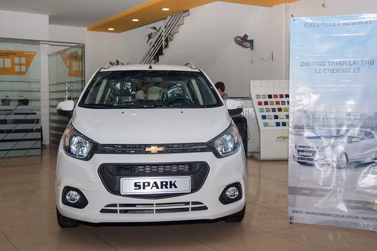 Trong đợt giảm giá này, mẫu xe hatchback cỡ nhỏ 5 chỗ Chevrolet Spark nhận được sự ưu đãi lớn về giá. Cụ thể, phiên bản Spark Duo LS được giảm 30 triệu đồng, giá chỉ còn 269 triệu đồng. Phiên bản Spark LS và Spark LT đều được giảm 25 triệu đồng, kéo giá bán lẻ xuống mức 334 triệu đồng và 364 triệu đồng.