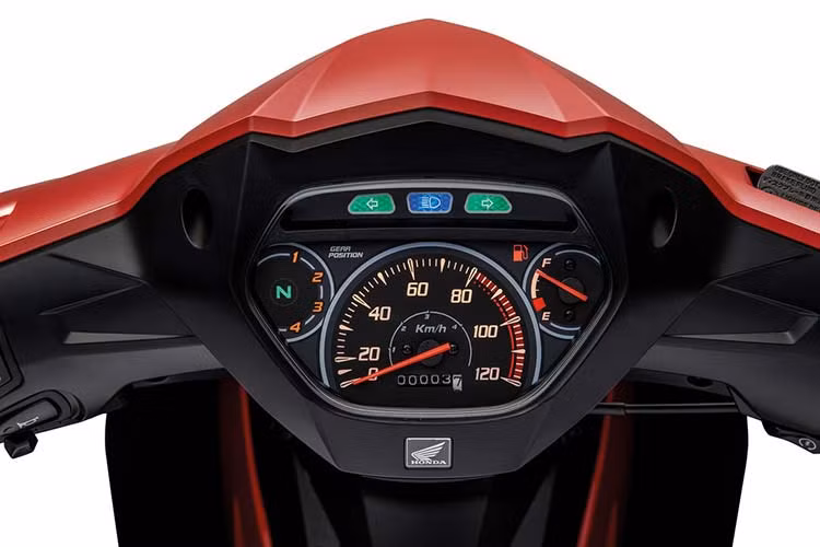 So với phiên bản đang phân phối tại Việt Nam, Honda Wave Alpha 2020 vừa ra mắt tại Malaysia về cơ bản vẫn giữ nguyên kiểu dáng, động cơ. Hãng chỉ tập trung thay đổi phần đầu xe với 2 đèn xi nhan kích thước lớn hơn kết hợp đèn vị ban ngày hình chữ V để tạo sự khác biệt.