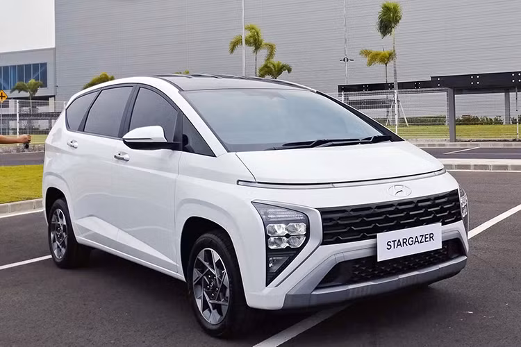 Ngoài Ertiga, Hyundai Stargazer cũng có mức giảm sâu khi đại lý duy trì mức giảm từ 80-100 triệu đồng tùy phiên bản trong nhiều tháng gần đây. Hiện tại Hyundai Stargazer là mẫu xe có giá thấp nhất phân khúc.