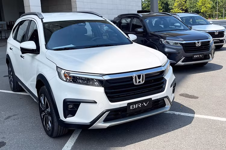 Tương tự, Honda BR-V cũng được đại lý chào bán kèm ưu đãi 50% lệ phí trước bạ. Khách hàng đặt cọc trong tháng 12 này sẽ được giảm từ 33-42 triệu đồng chi phí lăn bánh tùy địa phương.