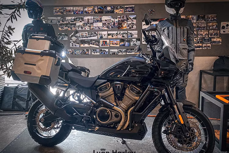  Harley-Davidson Pan America 1250 mới là mẫu môtô phân khối lớn thuộc phân khúc Adventure đầu tiên của thương hiệu Harley-Davidson, mẫu xe này vừa chính thức ra mắt tại thị trường Việt Nam. Xe sẽ đến tay khách hàng ngay trong tháng 5/2021 này.