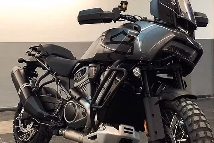 Mẫu xe môtô Harley-Davidson Pan America 2021 mới là sản phẩm hoàn toàn mới của hãng xe Mỹ, đồng thời được xem là nỗ lực của hãng nhằm cứu vãn tình hình kinh doanh không mấy khả quan ở mảng xe cruiser. Như đã thông tin, H-D Pan America sẽ được bán ra gồm hai phiên bản, khác nhau ở trang bị khi bản đặc biệt Pan America Special sử dụng hệ thống treo điện tử bán chủ động.