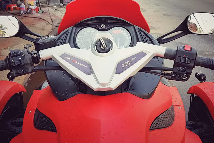 Chiếc siêu môtô 3 bánh Can-am Spyder RS-S phiên bản 2008 tại Việt Nam trong bài viết này thuộc dạng "hàng hiếm" đến tận ngày nay, đây là phiên bản đặc biệt chỉ sản xuất giới hạn 3000 chiếc trên toàn thế giới (chiếc xe trong bài mang mã số 1211). Xe sở hữu phần đầu mang kiểu dáng những chiếc xe trượt tuyết với "đôi mắt" tròn dạng bi siêu ấn tượng.