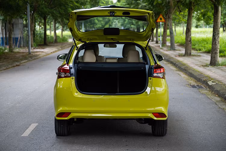 Do là bản nâng cấp giữa vòng đời nên động cơ của Toyota Yaris vẫn không có gì thay đổi, bên dưới nắp ca-pô vẫn là máy xăng 4 xy-lanh, dung tích 1.5L cho công suất tôi đa 107 mã lực và mô-men xoắn cực đại đạt 140 Nm, đi kèm hộp số vô cấp và hệ dẫn động cầu trước.