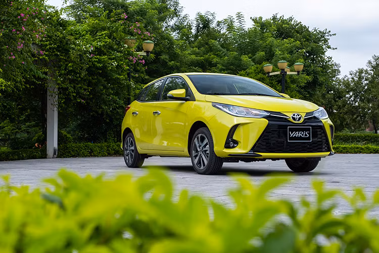Toyota Việt Nam (TMV) chính thức giới thiệu Toyota Yaris 2021 mới. Theo đó, phiên bản nâng cấp sẽ chỉ có 1 phiên bản duy nhất và 8 màu sơn ngoại thất gồm xám, đen, cam, đỏ, bạc, trắng, vàng, xanh (mới). Xe sẽ có mặt tại toàn bộ hệ thống đại lý của Toyota trên toàn quốc từ 09/10/22020.