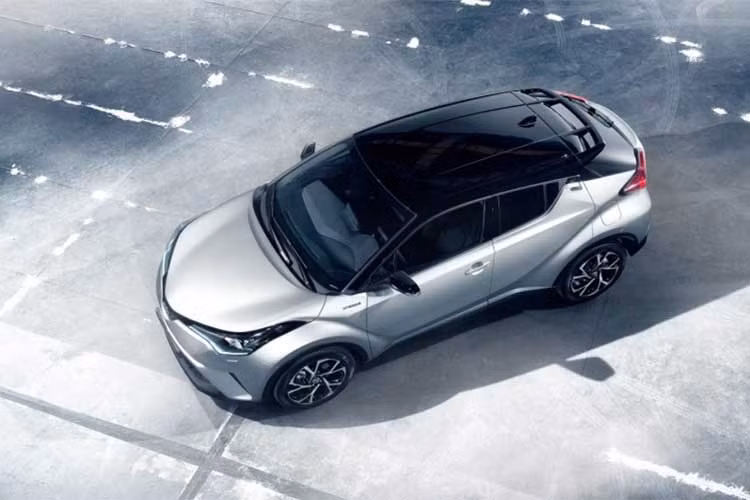 Theo công bố từ hãng xe Nhật Bản, Toyota C-HR có mức tiêu hao nhiên liệu trung bình khá ấn tượng là 4,1 lít/100 km cùng lượng khí thải CO2 ra ngoài môi trường 95g/km. Mẫu Crossover này sẽ được bảo hành động cơ 5 năm (động cơ thường) và 10 năm (dành cho động cơ lai điện).
