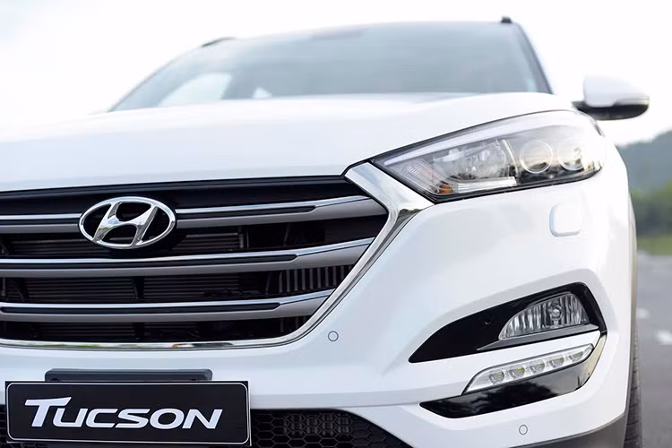 La-zang của xe được thiết kế ấn tượng tạo hình 5 chấu kép mạnh mẽ và độc đáo với đường kính 19 inch, kết hợp cùng ống xả kép tạo nên hình dáng thể thao nổi bật cho xe. Đáng chú ý ở phiên bản la-zăng 19 inch đi kèm bộ lốp bản 245/45 giúp chiếc xe ổn định hơn khi vào cua hay chuyển làn ở tốc độ cao.
