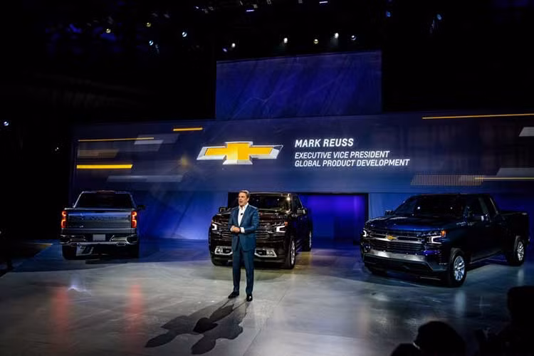 Kích cỡ của Silverado phiên bản 2019 cũng lớn hơn. Bên cạnh đó, 8 cấu hình của xe cũng được trang bị với 6 tùy chọn hệ thống truyền động, đi kèm nhiều công nghệ hiện đại cũng như hệ thống treo cải tiến mới là những gì hãng mang lại cho khách hàng ở phiên bản lần này.