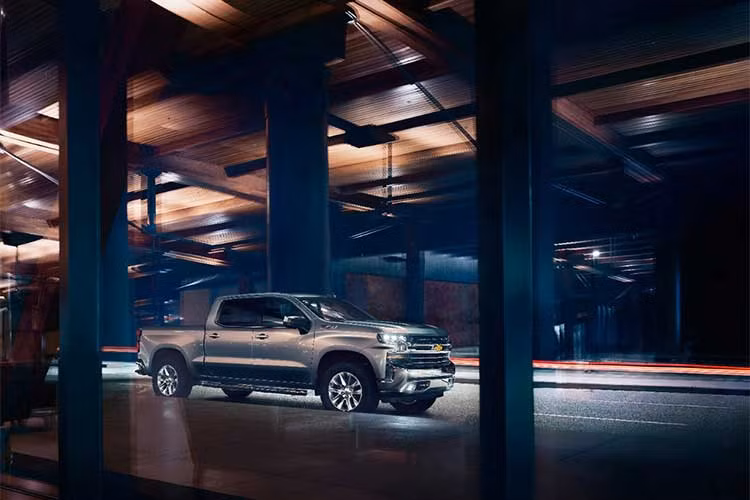 Hộp số đi kèm là loại 10 cấp tự động tích hợp Start/Stop phát triển chung với Ford và trước đó đã từng được ứng dụng trên Chevrolet Tahoe, Cadillac Escalade, Chevrolet Camaro ZL1 hay GMC Yukon Denali.