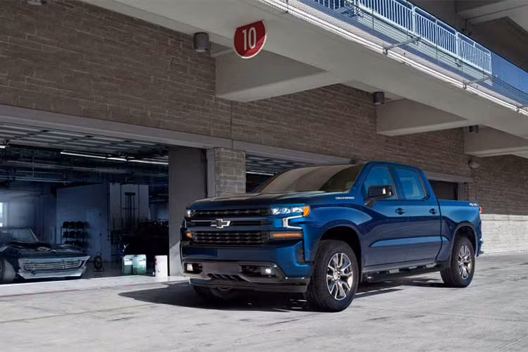 Về thiết kế, tổng thể Silverado mới mang lại cảm giác mạnh mẽ và đồ sộ hơn. Theo ông Mike Simcoe, giám đốc thiết kế toàn cầu của Chevy cho hay, "Khung gầm mới cho phép hãng thay đổi tỉ lệ kích thước của Silverado mới khá nhiều. ả đầu và đuôi xe tính từ trục bánh xe được rút ngắn đôi chút để tăng chiều dài cơ sở (trong khi chiều dài tổng cũng tăng) giúp tăng diện tích cả nội thất lẫn thùng để đồ phía sau".