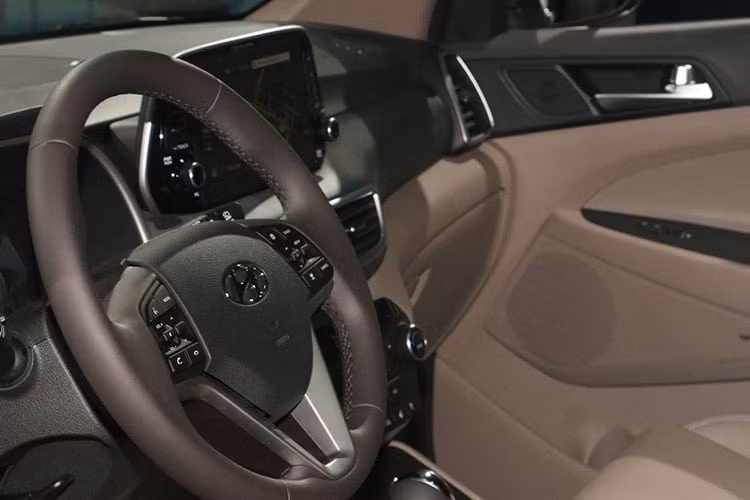 Giống như hầu hết xe mới ngày nay, Hyundai Tucson 2019 cũng được trang bị nhiều công nghệ an toàn như hỗ trợ tránh va chạm phía trước với tính năng phát hiện người đi bộ, hỗ trợ giữ làn đường, hỗ trợ đèn pha, cần gạt cảm biến mưa, hệ thống quan sát toàn cảnh, kiểm soát hành trình và cảnh báo ngủ gật cho người lái.