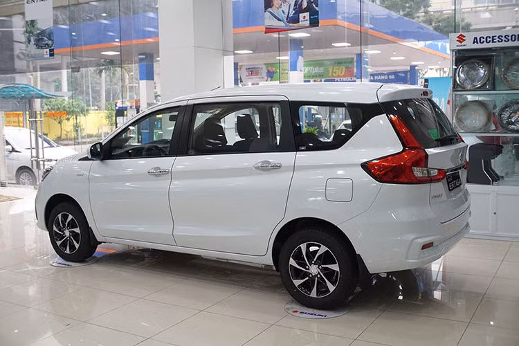 Cộng dồn 7 tháng qua, mẫu xe này chỉ đạt 902 xe được bán ra giảm 45 % so với cùng kỳ năm ngoái. Hiện nay, Suzuki Ertiga được phân phối với 2 phiên bản Ertiga có mức giá lần lượt 499 và 555 triệu đồng.