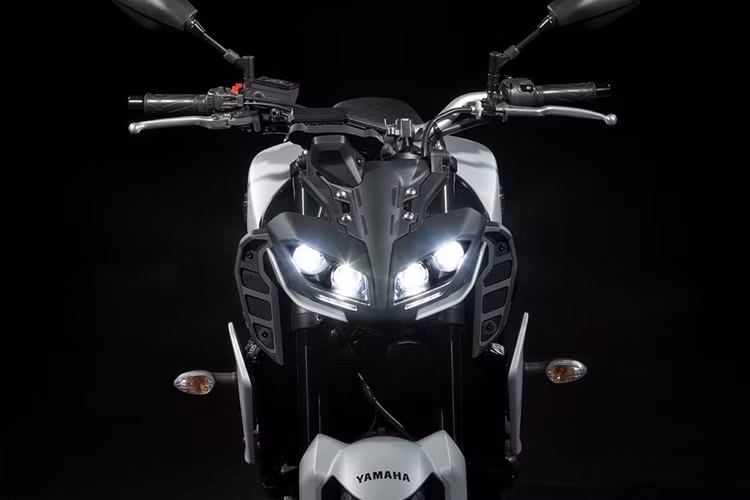 Là phiên bản mới nhất nên hệ thống chiếu sáng của mẫu xe naked-bike Yamaha MT-09 2020 ứng dụng công nghệ LED hiện đại. Trong đó, đèn pha được tạo nên từ mặt đèn tạo hình dữ dằn, bên trong là bốn bóng LED. Đèn hậu phanh của xe cũng có thiết kế sắc sảo hơn để phù hợp với phong cách xe.