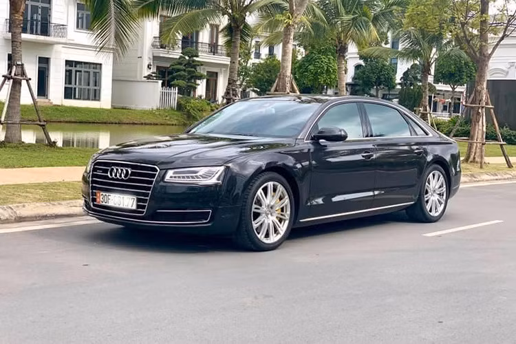 Theo thông tin chủ nhân rao bán trên sàn xe cũ Hà Nội, chiếc xe sang Audi A8L đời 2014 này thuộc phiên bản 4.0 TFSI và đã lăn bánh được hơn 60.xxx km. Xe sở hữu ngoại thất màu Đen bóng đi cùng với nội thất mang tông màu Nâu lịch lãm. Đây được xem là sedan sang trọng bậc nhất của Audi, như serie 7 của BMW, LS của Lexus hay S-class đến từ Mercedes.