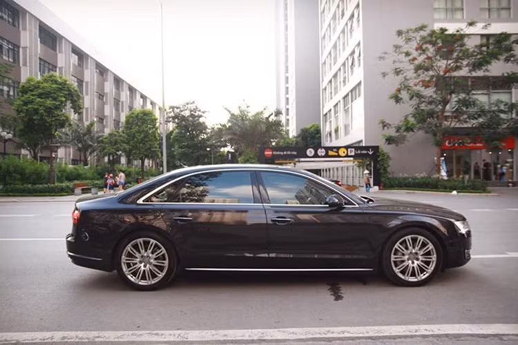 Audi A8L phiên bản 2014 sở hữu kết cấu thân xe trọng lượng nhẹ và hệ thống khung gầm linh hoạt với công nghệ tiên tiến của Audi thời điểm đó. Xe sở hữu kích thước tổng thể dài x rộng x cao tương ứng 5.265 x 2.111 x 1.471 (mm) chiều dài cơ sở của xe đạt 3.122 mm.