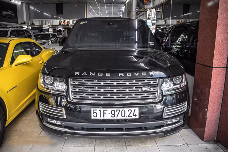 Theo nhiều nguồn tin, mẫu xe SUV hạng sang Range Rover Autobiography LWB đời cũ này đã được đại gia Minh Nhựa bán lại, nhằm dọn đường đón siêu phảm Mercedes-AMG G63 Edition 1 về nhà. Hiện Minh Nhựa đang sở hữu chiếc Range Rover Autobiography LWB 2019 đời mới, thế nên cũng không quá ngạc nhiên khi anh bán chiếc xe này.