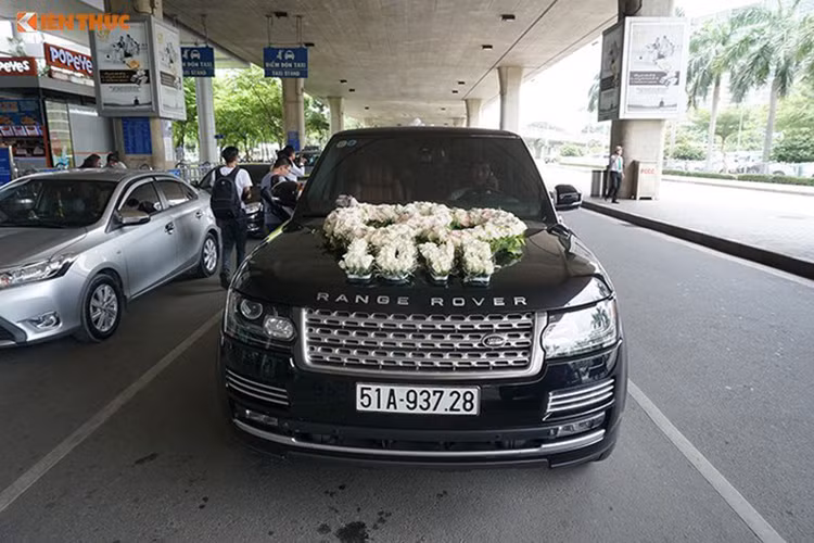 Mặc dù được trang bị động cơ V8 5.0L Supercharged sản sinh công suất tối đa tới 510 mã lực, hệ dẫn động 4 bánh đi kèm hộp số tự động 8 cấp. Mặc dù có kích thước "khủng", khoang cabin chỉ có 4 ghế nhưng cực kỳ sang trọng và hiện đại hơn so với các đối thủ cùng phân khúc.