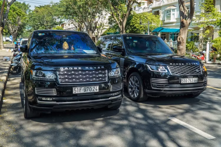 Điểm nhấn để người ta dễ nhận biết nhất giữa chiếc SUV siêu sang cuả Minh Nhựa với các phiên bản thị trường khác chính là kí hiệu chữ L nhỏ 2 bên sườn xe. Chữ L trên thân xe chính là ký hiệu đánh dấu đây là phiên bản trục cơ sở kéo dài. Xe đã được các nhà thiết kế của Range Rover tăng thêm 140 mm trục cơ sở so với phiên bản thường.