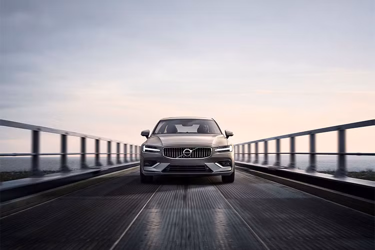 Giá xe Volvo S60 2019 sẽ khởi điểm từ 35.800 USD (tương đương 923 triệu đồng" cho bản T5 Momentum và lên đến 55.400 USD(khoảng 1,46 tỷ đồng) cho bản T8. Khi chính thức mở bán, S60 sẽ đối đầu với các dòng như Mercedes C-Class, Audi A4 và BMW 3-Series.