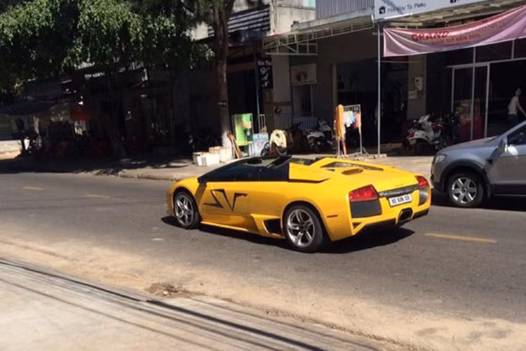 Mới đây trên mạng xã hội vừa lan truyền những hình ảnh về chiếc siêu xe Lamborghini Murcielago LP640 mui trần độc nhất Việt Nam xuất hiện trên các con phố Pleiku, tỉnh Gia Lai. Theo đó, siêu xe này được cho đi "tắm nắng" với chiếc biển kiểm soát gắn tạm xe xin số.