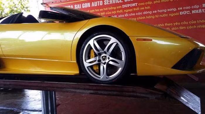 Đến đầu tháng 6, "siêu bò" Murcielago LP640 Roadster độc nhất Việt Nam xuất hiện trên xe cứu hộ và nhanh chóng được vận chuyển về Gia Lai. Được biết, người này đã mua lại chiếc Lamborghini mui trần từ một tay chơi xe tại quận 8, TP HCM với mức giá khoảng 4,6 tỷ đồng.