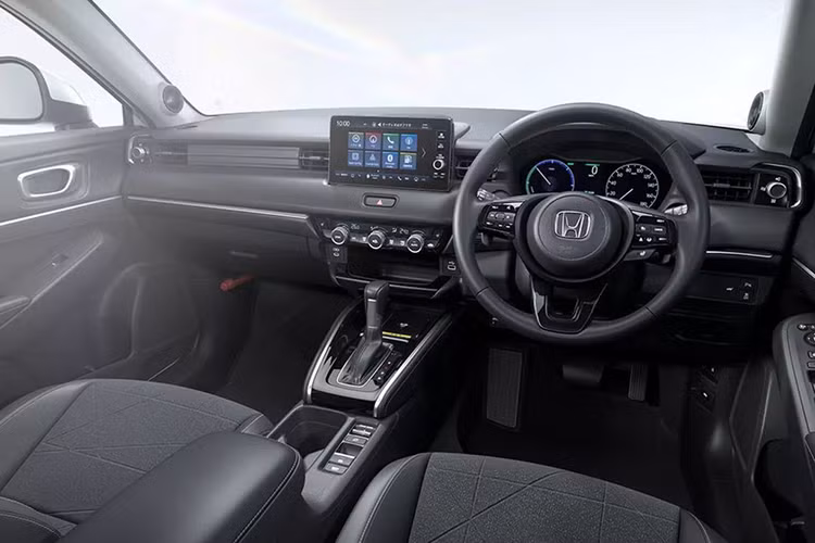Ở bên trong, HR-V mới được thay đổi nhẹ một số chi tiết để thuận tiện hơn cho người sử dụng. Theo đó, cụm điều khiển trung tâm được tái thiết kế, bàn sạc điện thoại không dây đặt nằm giữa cho hành khách bên dễ dàng sử dụng.