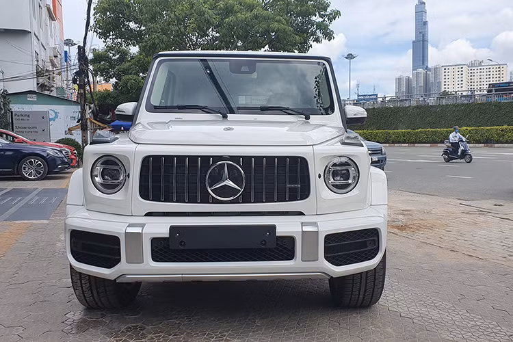Hệ thống đèn pha LED High Performance của mẫu SUV hạng sang Mercedes-Benz sẽ là trang bị tiêu chuẩn, ngoài ra khách hàng có thể tùy chọn nâng cấp thành đèn pha Multi-beam LED hiện đại hơn. Với khung xe cải tiến cứng và nhẹ hơn thế hệ trước đến 55% kết hợp cùng hệ thống treo độc lập phía trước và hệ thống treo liên kết 5 điểm phía sau.