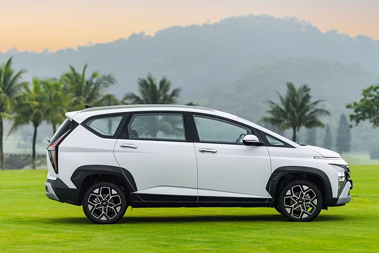 Hyundai Stargazer X 2024 mới sở hữu kích thước lớn hơn Stargazer Tiêu chuẩn, với chiều dài và chiều rộng tăng thêm 35mm, chiều cao và khoảng sáng gầm tăng thêm 15mm, đem đến chiếc xe có kích thước tổng thể Dài x Rộng x Cao tương ứng 4.495 x 1.815 x 1.710 (mm) cùng khoảng sáng gầm xe 200(mm).