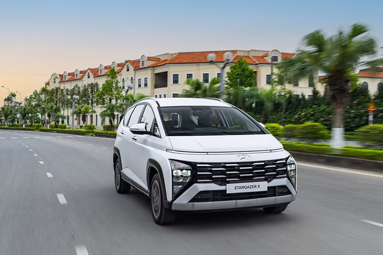 Xe cũng được bổ sung thêm cảm biến va chạm trước, giúp việc dừng đỗ xe trở nên thuận tiện và an toàn hơn. Bên cạnh đó, hệ thống an toàn thông SmartSense của Hyundai Motor cũng được trang bị trên Stargazer X, kèm gói an toàn SmartSense... Mức giá xe Hyundai Stargazer X tại Việt Nam từ 559 - 599 triệu đồng. Riêng Hyundai Stargazer tiêu chuấn bán ra chỉ 489 triệu đồng.