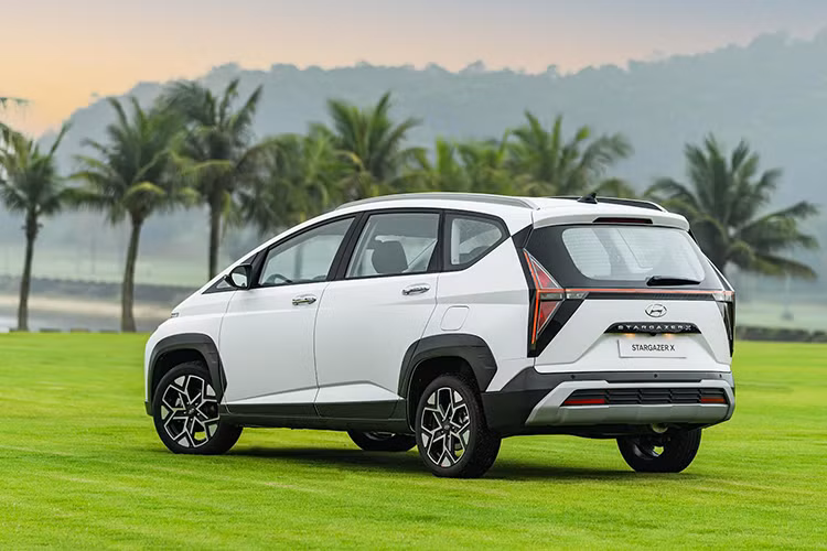 Chiếc xe mang cảm hứng thiết kế từ mẫu MPV đàn anh Staria với phần đầu xe nổi bật với thanh đèn LED trải dài toàn chiều rộng, trong khi ở phía dưới là cụm đèn pha full LED được thiết kế tách rời khá lớn chiếm gần hết cản trước. Xe sở hữu lưới tản nhiệt hình chữ nhật lớn, phần cản có thiết kế hình chữ X với các hốc gió trước hình thang.