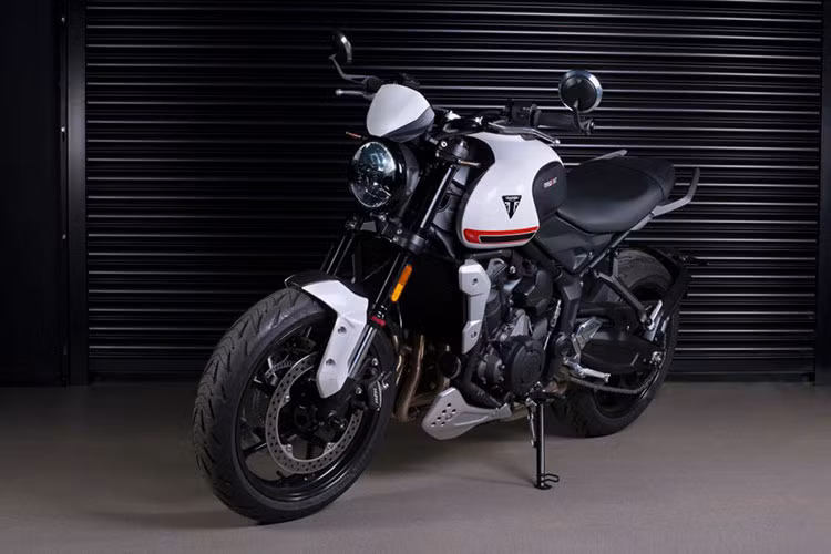 Ngoại hình của của mẫu xe môtô Triumph Trident 660 gây chú ý bởi sự pha trộn giữa hai phong cách đặc trưng tới từ hãng xe Anh Quốc. Kiểu dáng cổ điển kết hợp cùng các chi tiết hiện đại và khối động cơ mạnh mẽ phù hợp với nhiều mục đích sử dụng khác nhau.