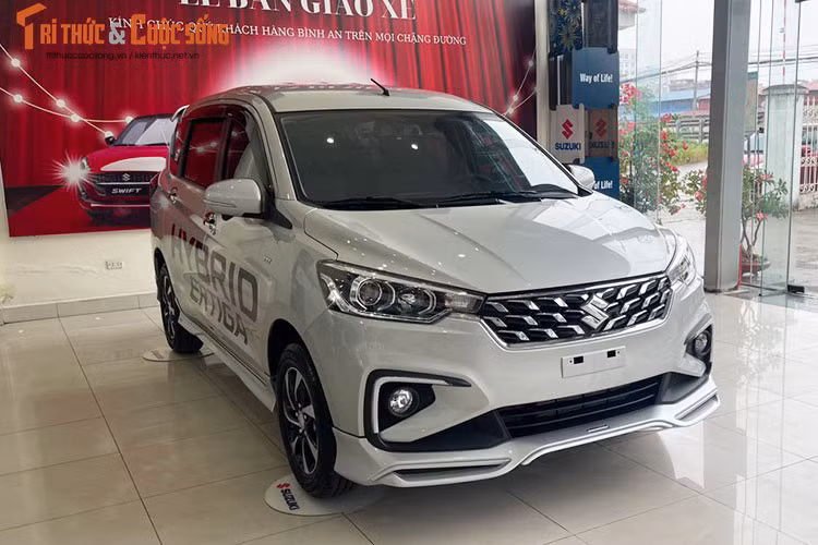  Suzuki Hybrid Ertiga: 538 - 608 triệu đồng Suzuki Hybrid Ertiga hiện đang là dòng ôtô hybrid gầm cao rẻ nhất Việt Nam với giá niêm yết 538 triệu đồng và 608 triệu đồng lần lượt cho các phiên bản MT và AT. Cả 2 phiên bản của xe đều được trang bị hệ thống hybrid hạng nhẹ, gồm một động cơ xăng 4 xi-lanh 1.5L nạp khí tự nhiên kết hợp với pin li-ion, mô-tơ điện trợ lực kiêm bộ đề/máy phát.