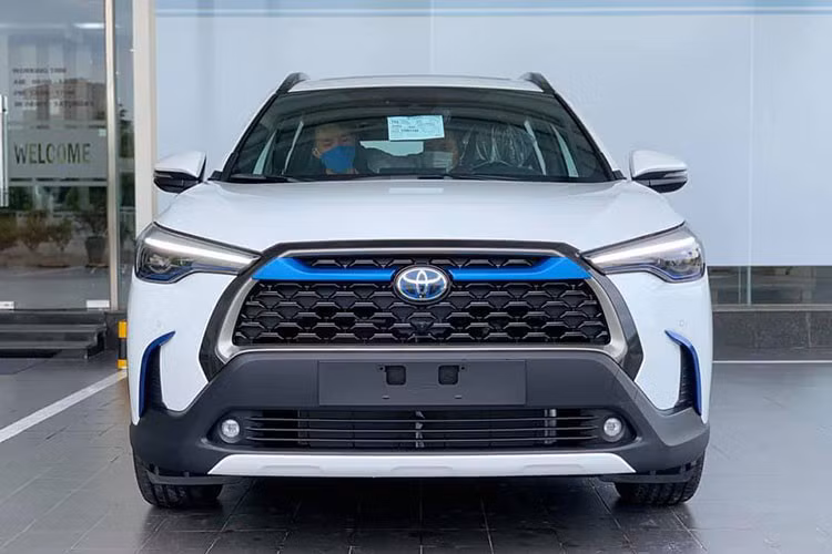  Toyota Corolla Cross 1.8HEV: từ 963 triệu đồng Toyota Corolla Cross tại Việt Nam có 3 phiên bản, đều nhập khẩu nguyên chiếc Thái Lan. Trong đó, bản 1.8HV có giá từ 963 triệu đồng. Xe được trang bị động cơ xăng 1.8L kết nối với mô-tơ điện 600V, cho ra tổng công suất 170 mã lực và 305 Nm mô men xoắn.