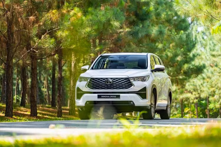  Toyota Innova Cross Hybrid: 810 - 990 triệu đồng Toyota Innova Cross được mở bán tại Việt Nam vào giữa tháng 10/2023 với 2 phiên bản, xăng và Hybrid. Trong đó giá xe Innova Cross Hybrid nằm ở mức 990 triệu đồng.