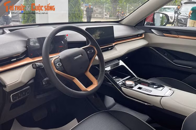 Thuộc phân khúc SUV cỡ C, Haval H6 Hybrid thế hệ thứ ba sở hữu kích thước dài x rộng x cao lần lượt là 4.683x1.886x1.730 (mm), chiều dài cơ sở 2.738 mm, kích thước xe được đánh giá khá rộng. Nội thất xe được thiết kế theo phong cách tối giản nhưng kèm theo nhiều tính năng hiện đại.