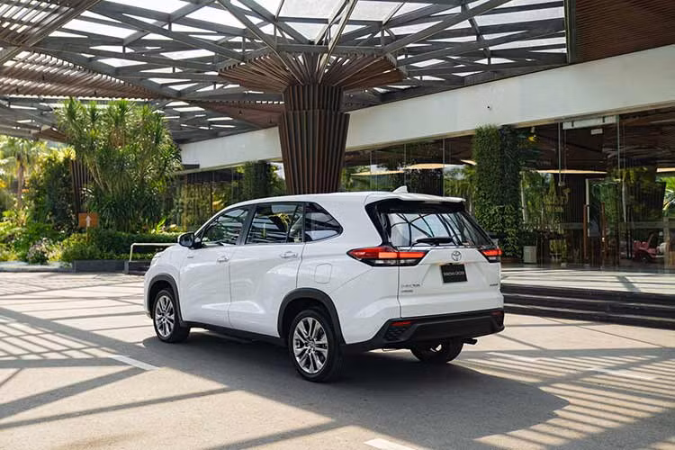 Động cơ Toyota Innova Cross Hybrid là sự kết hợp giữa cỗ máy xăng 2.0 (công suất 150 mã lực, mô-men xoắn 188 Nm) và một môtơ điện (công suất 111 mã lực, mô-men xoắn 206 Nm), sinh tổng công suất khoảng 183 Nm. Cỗ máy hybrid có chế độ lái thuần điện, giúp xe tiết kiệm nhiên liệu lý tưởng, chỉ hết 4,92 L/100 km đường hỗn hợp.