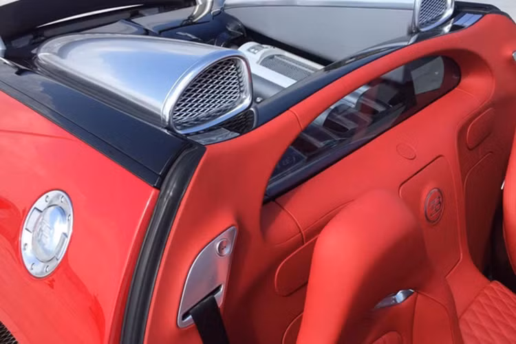 Bên trong khoang lái, chiếc siêu xe Bugatti Veyron Grand Sport có nội thất "tông xuyệt tông" màu sơn đỏ ngoại thất. Ngoài ra, những chi tiết ốp trang trí cũng được chủ nhân của chiếc xe trang bị cho màu đỏ đầy kích thích.