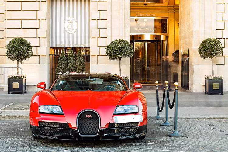 Trong dây chuyền sản xuất 450 chiếc siêu xe Bugatti Veyron, hãng siêu xe đến từ Pháp đã tạo ra 48 chiếc Grand Sport với điểm nhấn chính là chiếc mui cứng có thể tháo lắp bằng tay. Trong đó chiếc mang số thứ tự 40 vừa được một đại lý siêu xe ở Anh cho "lên sàn" với mức giá rao bán 1,7 triệu USD (tương đương khoảng 39 tỷ đồng).