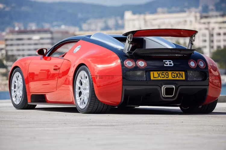 Sau khi về tay đại gia, siêu xe mui trần đã được gửi lại nhà máy Bugatti ở Molsheim, Pháp, để sơn màu đỏ rực kết hợp cùng nắp capô, trần và đuôi xe màu đen. Số đồng hồ công tơ mét của xe ghi nhận ở mức 33.764 km và vẫn còn 1 năm bảo hành chính hãng.
