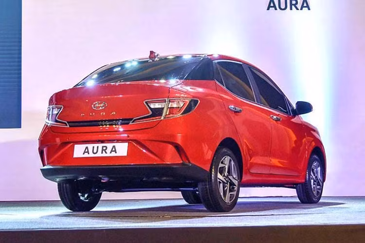 Sự khác biệt lớn nhất so với Grand i10 2019 của Hyundai Aura 2020 bắt đầu từ cột C. Đằng sau là cánh gió nhỏ tích hợp gọn gàng vào nắp cốp và cụm đèn hậu LED nhỏ nhắn, góc cạnh. Khác với Xcent cũ, Hyundai Aura 2020 được trang bị giá lắp biển số trên cản sau. Nhìn chung, thiết kế đuôi xe của Hyundai Aura mới được đánh giá là khá thể thao.