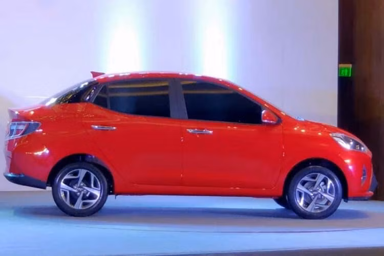 Được phát triển dựa trên cơ sở gầm bệ chung với Grand i10 2019, Hyundai Aura 2020 mới sở hữu chiều dài 3.995 mm, rộng 1.680 mm, cao 1.520 mm và chiều dài cơ sở 2.450 mm. So với Grand i10 2019, Aura mới dài hơn 190 mm trong khi các kích thước còn lại không thay đổi. Ngoài ra, Hyundai Aura 2020 còn được trang bị cốp sau có thể tích 402 lít.