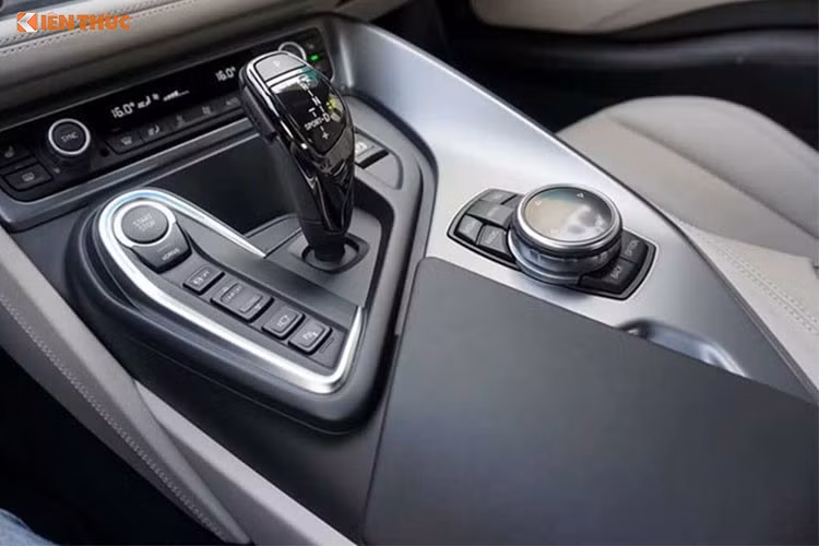 Tổng công suất của mẫu siêu xe BMW i8 theo công bố lên tới 362 mã lực và 570 mô-men xoắn Nm. Hai khối động cơ trên xe có thể giúp cho i8 tăng tốc từ 4,4 giây để đạt 100 km/h trước khi đạt tới tốc độ tối đa 250 km/h.