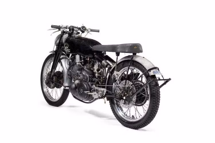 Trải qua 66 năm tồn tại, chiếc Vincent Black Lightning trong bài viết này chỉ mới đi được chỉ 8.587 km (5.336 dặm) tính theo ODO trên đồng hồ.