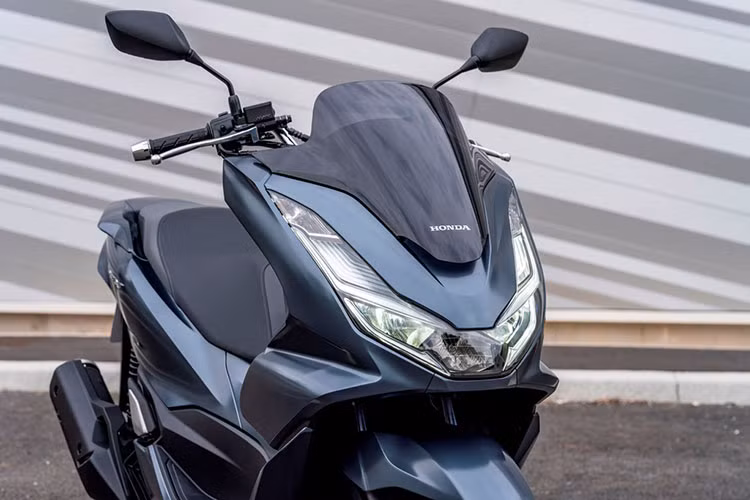 Theo đó, Honda PCX 160 thế hệ mới sẽ sở hữu bộ khung sườn có sự thay đổi hoàn toàn. Bộ khung mới này giúp chiếc xe giảm trọng lượng, tăng độ cứng và tạo ra sự thoải mái tối ưu hơn dành cho người lái.