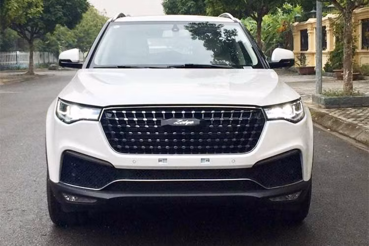 Mẫu xe Tàu Zoyte Z8 là thương hiệu khá có tiếng tại Trung Quốc với nhiều mẫu xe mang thiết kế và trang bị hiện đại, cao cấp nhưng có thiết kế khá giống với các thương hiệu xe hơi nổi tiếng trên Thế giới hiện nay.